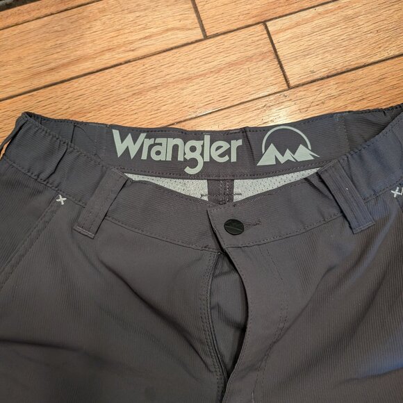 SHORTS - Picture 2 of 4